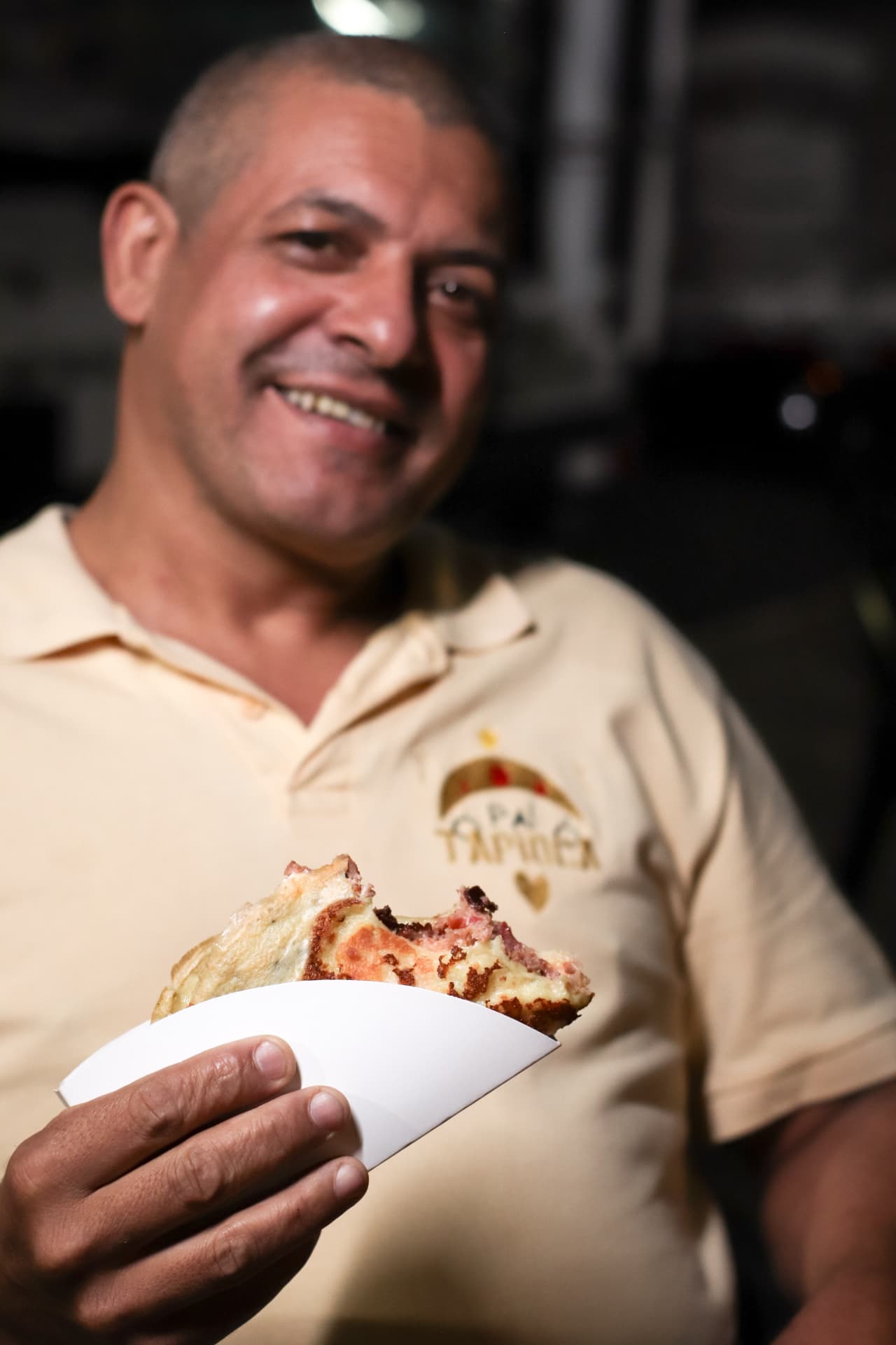 Cliente do Ó Paí Ó saboreando uma tapioca de carne seca