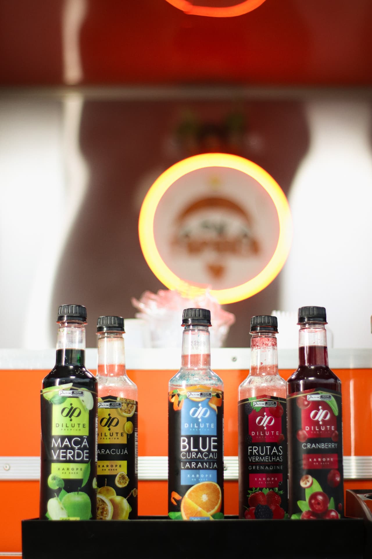 Garrafas de Soda Italiana nos sabores maçã verde, maracujá, blue Curaçau, frutas vermelhas e cranberry no balcão do trailer