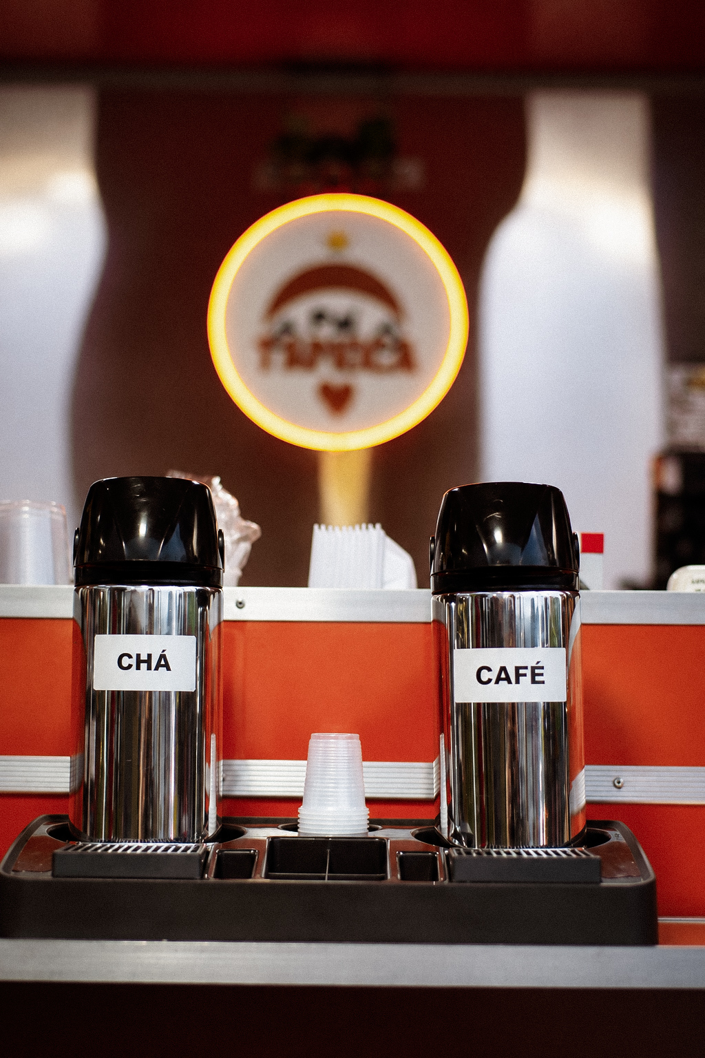 Garrafas térmicas de café e chá com copos, prontas no balcão do trailer